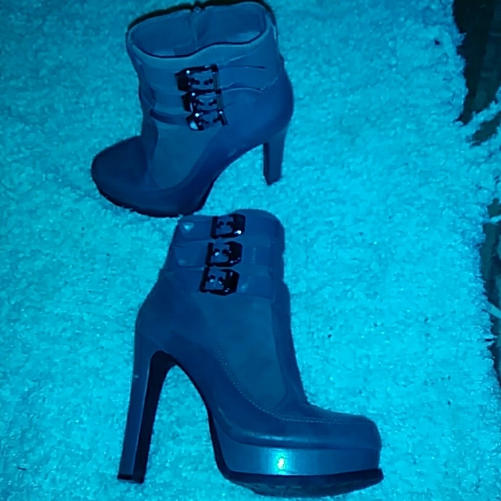 Gianni Bini booties